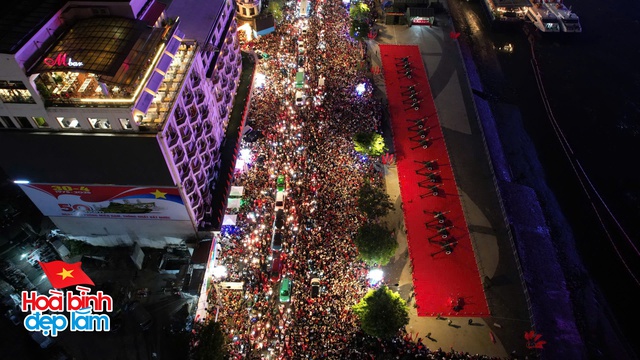 Những h&igrave;nh ảnh ấn tượng từ tr&ecirc;n cao ở trung t&acirc;m TP.HCM trong ng&agrave;y đại lễ 30/4- Ảnh 1.