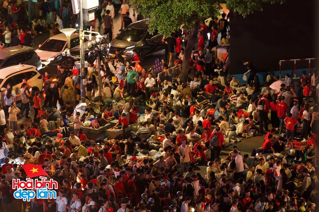 Những h&igrave;nh ảnh ấn tượng từ tr&ecirc;n cao ở trung t&acirc;m TP.HCM trong ng&agrave;y đại lễ 30/4- Ảnh 4.