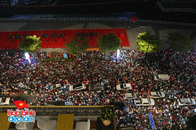 Những h&igrave;nh ảnh ấn tượng từ tr&ecirc;n cao ở trung t&acirc;m TP.HCM trong ng&agrave;y đại lễ 30/4- Ảnh 2.