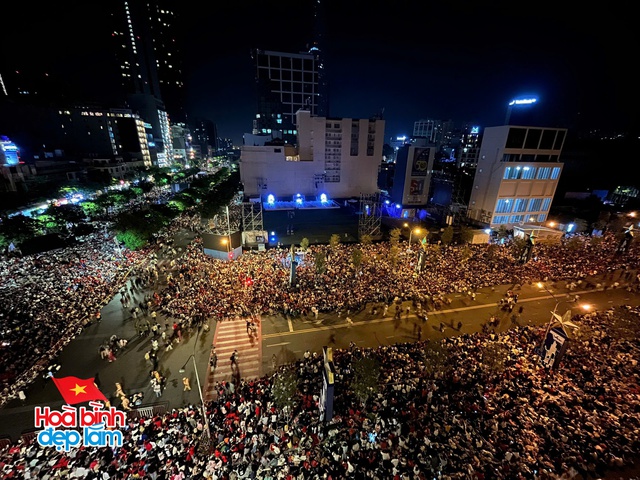 Những h&igrave;nh ảnh ấn tượng từ tr&ecirc;n cao ở trung t&acirc;m TP.HCM trong ng&agrave;y đại lễ 30/4- Ảnh 5.