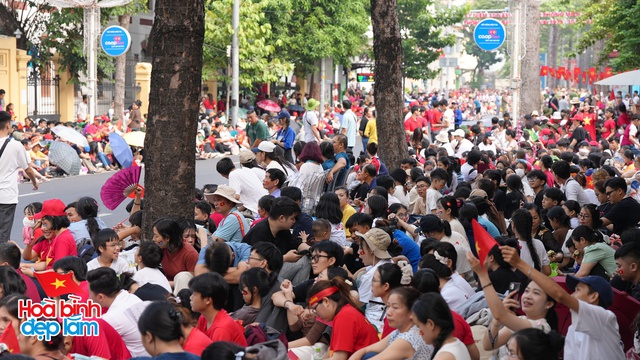 Toàn cảnh lễ diễu binh, diễu hành ngày 30/4 tại TP.HCM: Từng khoảnh khắc đều đáng nhớ!- Ảnh 116.