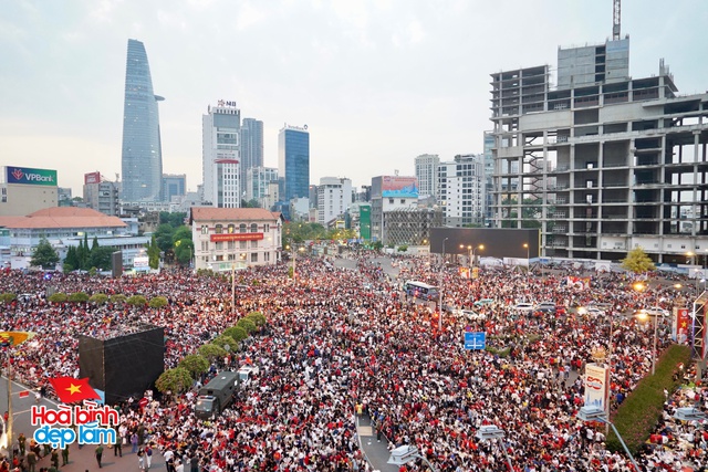 Những h&igrave;nh ảnh ấn tượng từ tr&ecirc;n cao ở trung t&acirc;m TP.HCM trong ng&agrave;y đại lễ 30/4- Ảnh 6.