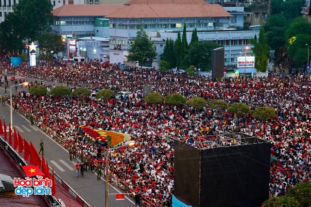 Những h&igrave;nh ảnh ấn tượng từ tr&ecirc;n cao ở trung t&acirc;m TP.HCM trong ng&agrave;y đại lễ 30/4- Ảnh 8.