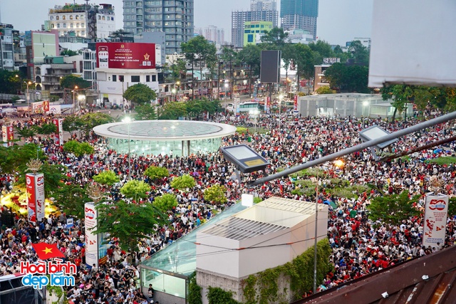Những h&igrave;nh ảnh ấn tượng từ tr&ecirc;n cao ở trung t&acirc;m TP.HCM trong ng&agrave;y đại lễ 30/4- Ảnh 9.