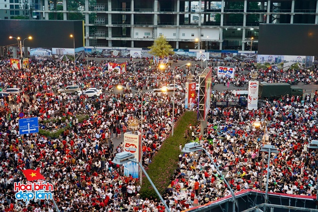 Những h&igrave;nh ảnh ấn tượng từ tr&ecirc;n cao ở trung t&acirc;m TP.HCM trong ng&agrave;y đại lễ 30/4- Ảnh 7.