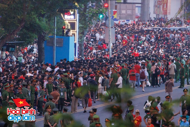 Những h&igrave;nh ảnh ấn tượng từ tr&ecirc;n cao ở trung t&acirc;m TP.HCM trong ng&agrave;y đại lễ 30/4- Ảnh 13.