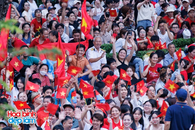 Những h&igrave;nh ảnh ấn tượng từ tr&ecirc;n cao ở trung t&acirc;m TP.HCM trong ng&agrave;y đại lễ 30/4- Ảnh 11.