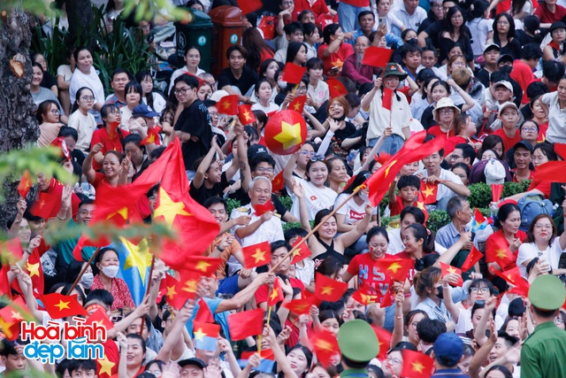 Những h&igrave;nh ảnh ấn tượng từ tr&ecirc;n cao ở trung t&acirc;m TP.HCM trong ng&agrave;y đại lễ 30/4- Ảnh 16.