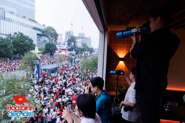 Những h&igrave;nh ảnh ấn tượng từ tr&ecirc;n cao ở trung t&acirc;m TP.HCM trong ng&agrave;y đại lễ 30/4- Ảnh 17.