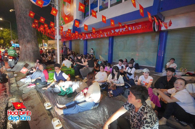 Hành động khó tin lúc 1h sáng của một cô gái trên đường Nguyễn Đình Chiểu (Quận 3):