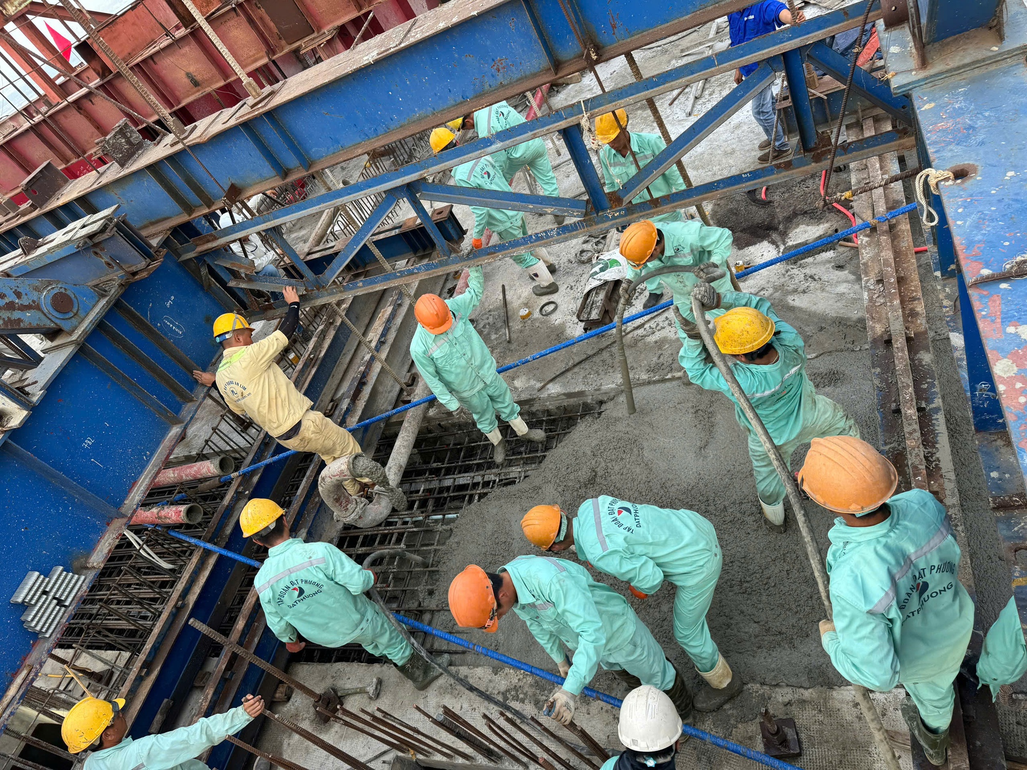 Sau 3 năm khởi công, cầu vượt cửa biển dài nhất miền Trung như thế nào?- Ảnh 2. Sau 3 năm khởi công, cầu vượt cửa biển dài nhất miền Trung như thế nào?- Ảnh 2.