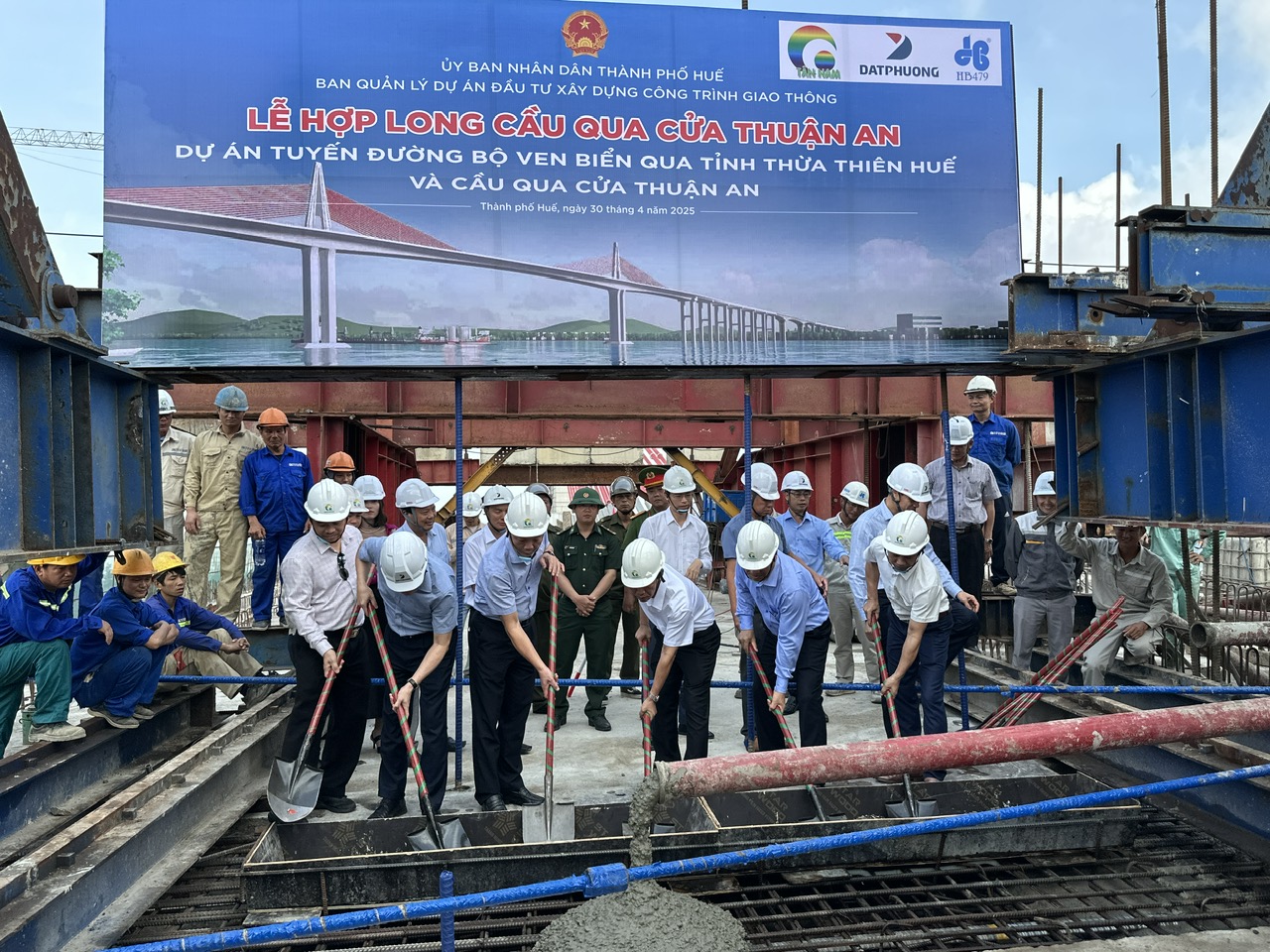 Sau 3 năm khởi công, cầu vượt cửa biển dài nhất miền Trung như thế nào?- Ảnh 1. Sau 3 năm khởi công, cầu vượt cửa biển dài nhất miền Trung như thế nào?- Ảnh 1.