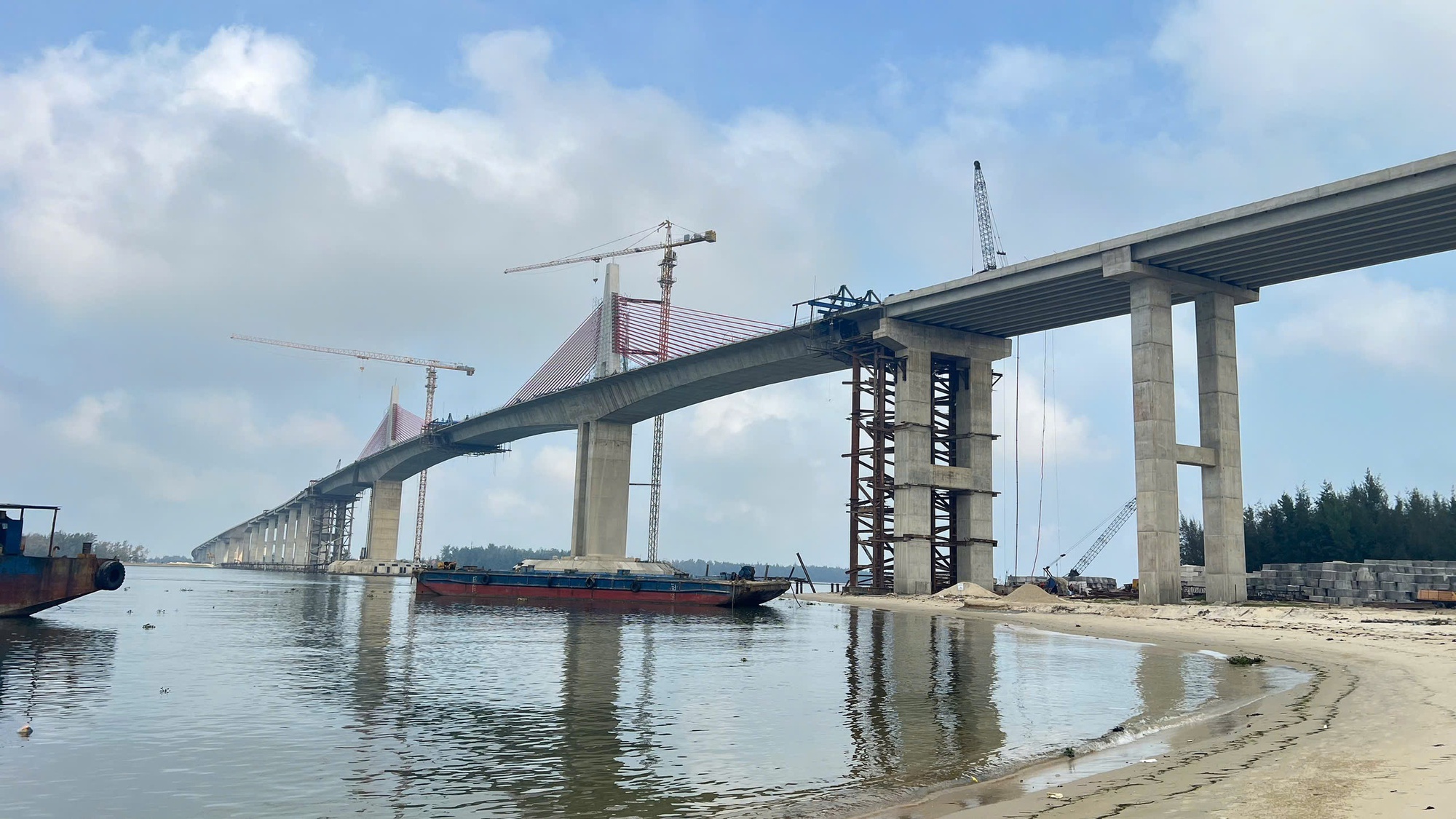 Sau 3 năm khởi công, cầu vượt cửa biển dài nhất miền Trung như thế nào?- Ảnh 3. Sau 3 năm khởi công, cầu vượt cửa biển dài nhất miền Trung như thế nào?- Ảnh 3.