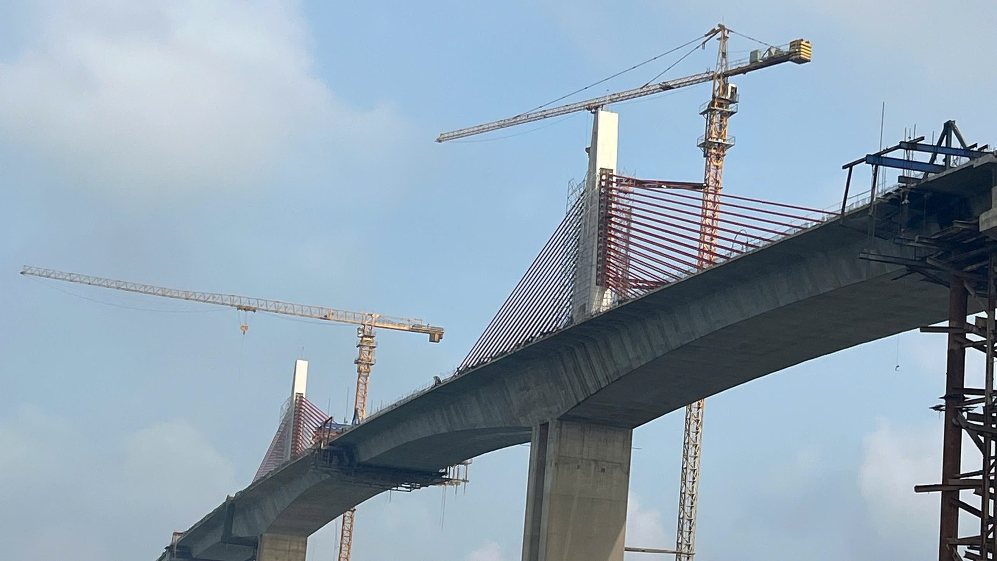 Sau 3 năm khởi công, cầu vượt cửa biển dài nhất miền Trung như thế nào?- Ảnh 4. Sau 3 năm khởi công, cầu vượt cửa biển dài nhất miền Trung như thế nào?- Ảnh 4.