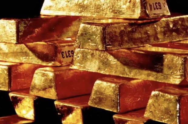 Đang nhổ cỏ, &ocirc;ng n&ocirc;ng d&acirc;n v&ocirc; t&igrave;nh đ&agrave;o được chiếc hộp chứa 70kg v&agrave;ng- Ảnh 1.