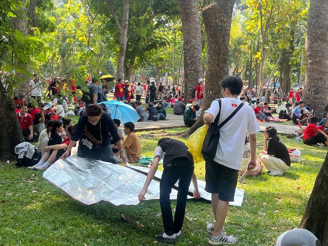 Cảnh tượng sau lễ diễu binh 30/4: Người dân cắm trại giữa công viên, nghỉ lấy sức để