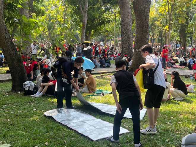 Cảnh tượng sau lễ diễu binh 30/4: Người dân cắm trại giữa công viên, nghỉ lấy sức để