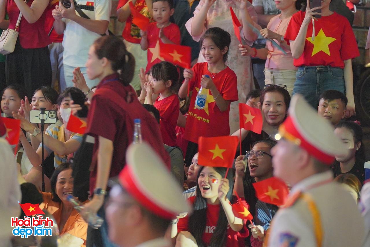 Ngay lúc này: Người dân tiếp tục đổ về trung tâm TP.HCM xem diễu hành kỵ binh và pháo hoa đêm 30/4- Ảnh 11.
