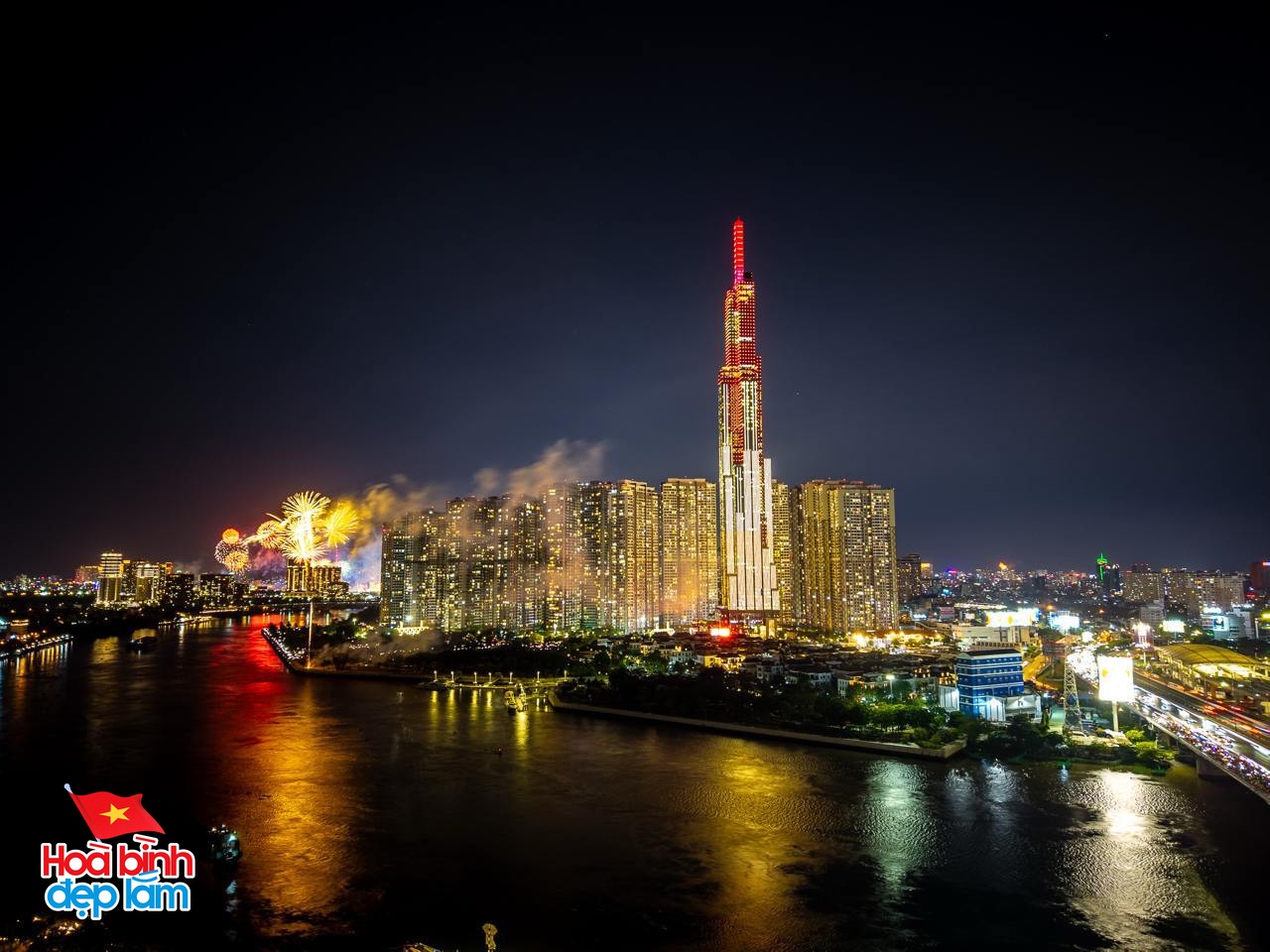 Ngay lúc này: 30 điểm bắn pháo hoa đồng loạt bừng sáng bầu trời TP.HCM đêm 30/4- Ảnh 1. Ngay lúc này: 30 điểm bắn pháo hoa đồng loạt bừng sáng bầu trời TP.HCM đêm 30/4- Ảnh 1.