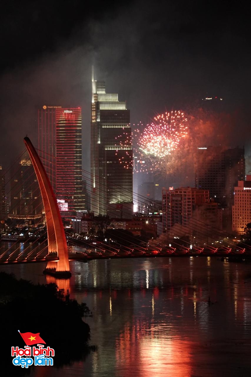 Ngay lúc này: 30 điểm bắn pháo hoa đồng loạt bừng sáng bầu trời TP.HCM đêm 30/4- Ảnh 7. Ngay lúc này: 30 điểm bắn pháo hoa đồng loạt bừng sáng bầu trời TP.HCM đêm 30/4- Ảnh 7.