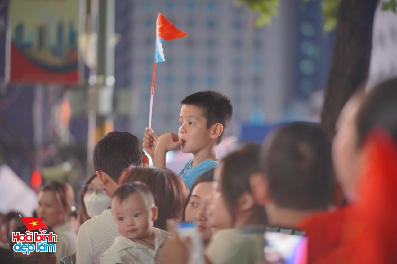 Ngay lúc này: Người dân tiếp tục đổ về trung tâm TP.HCM xem diễu hành kỵ binh và pháo hoa đêm 30/4- Ảnh 13.
