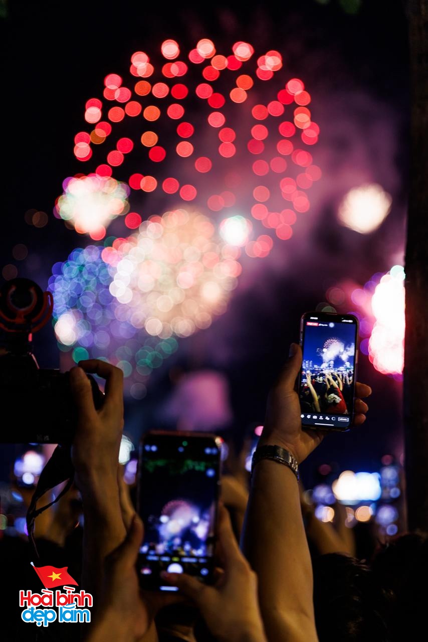 Ngay lúc này: 30 điểm bắn pháo hoa đồng loạt bừng sáng bầu trời TP.HCM đêm 30/4- Ảnh 6. Ngay lúc này: 30 điểm bắn pháo hoa đồng loạt bừng sáng bầu trời TP.HCM đêm 30/4- Ảnh 6.