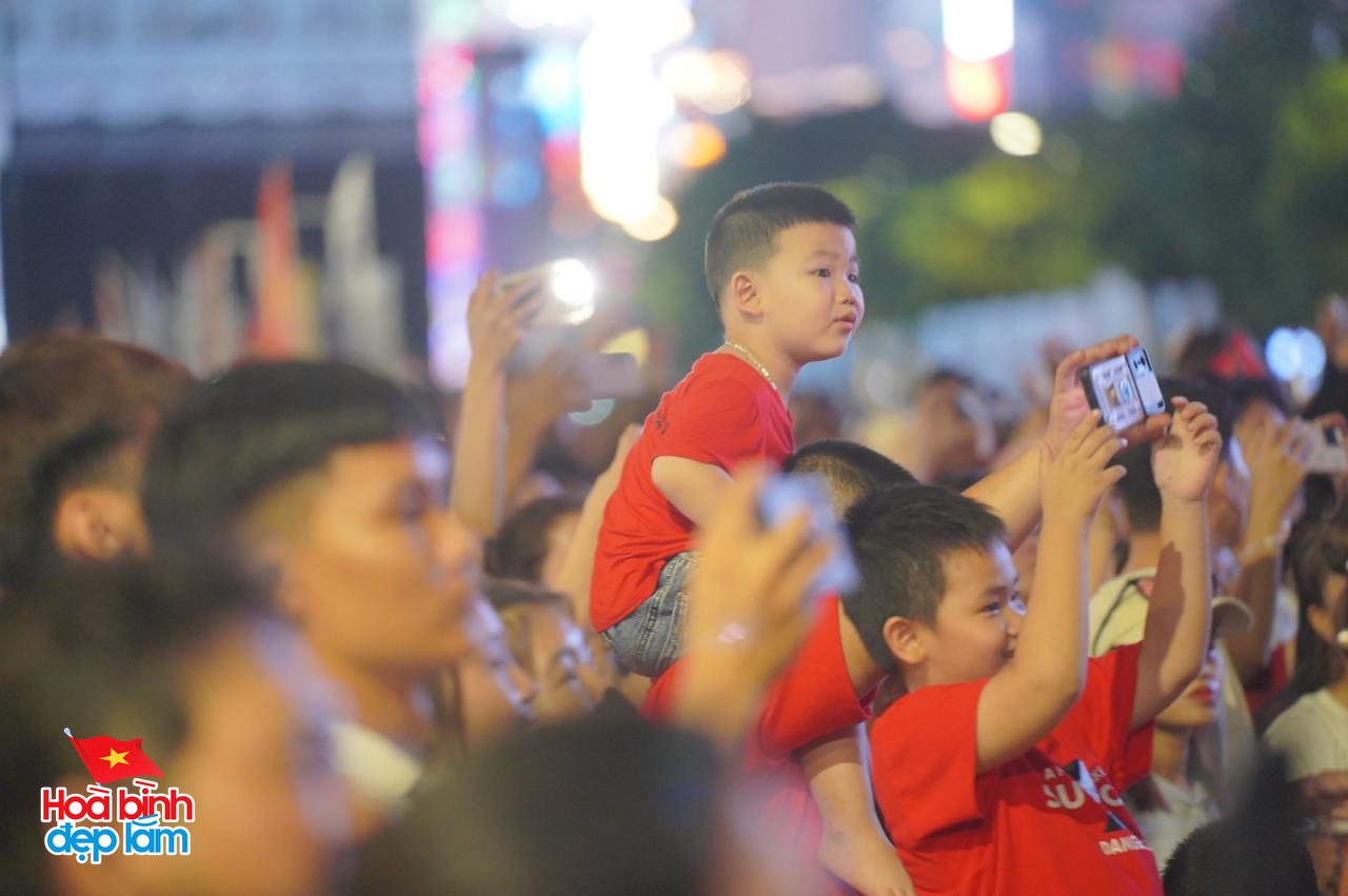 Ngay lúc này: 30 điểm bắn pháo hoa đồng loạt bừng sáng bầu trời TP.HCM đêm 30/4- Ảnh 13. Ngay lúc này: 30 điểm bắn pháo hoa đồng loạt bừng sáng bầu trời TP.HCM đêm 30/4- Ảnh 13.