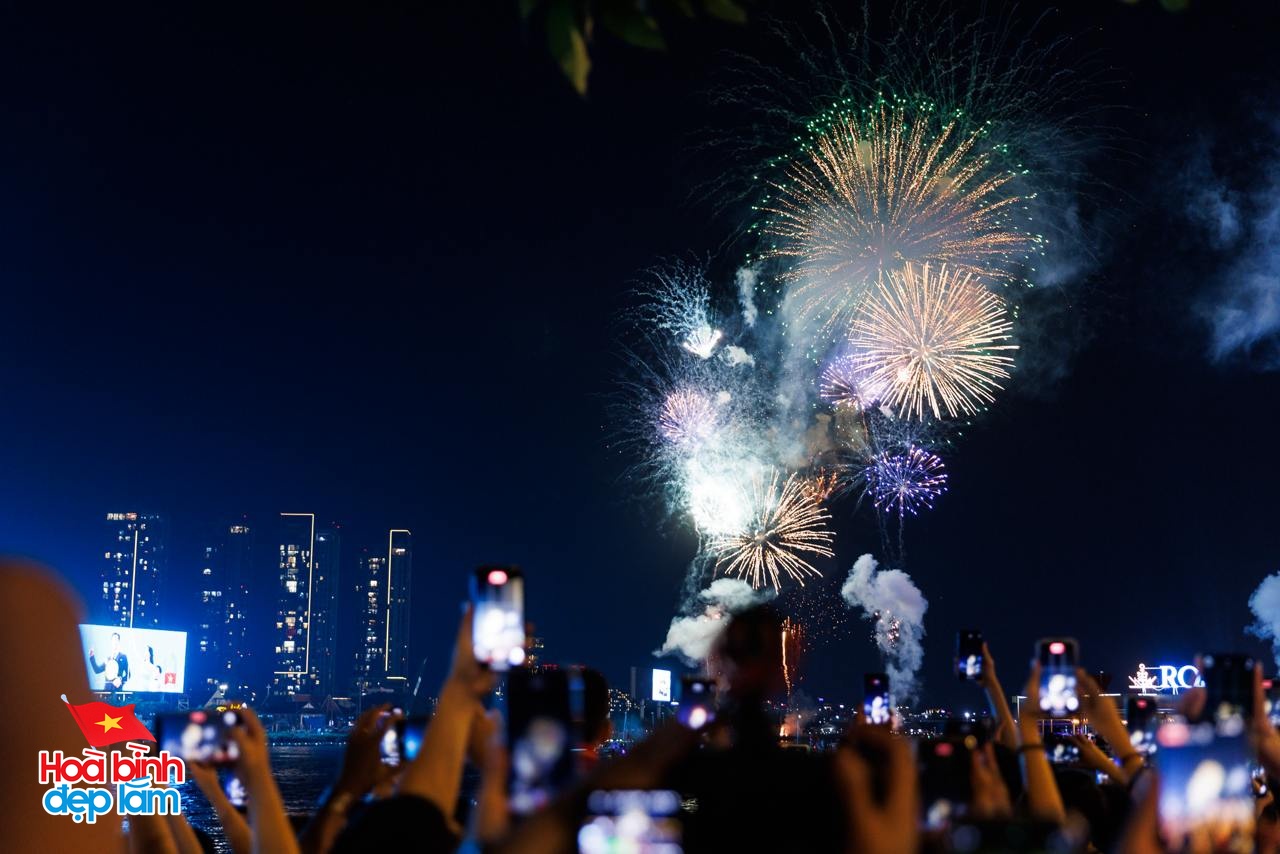 Ngay lúc này: 30 điểm bắn pháo hoa đồng loạt bừng sáng bầu trời TP.HCM đêm 30/4- Ảnh 4. Ngay lúc này: 30 điểm bắn pháo hoa đồng loạt bừng sáng bầu trời TP.HCM đêm 30/4- Ảnh 4.