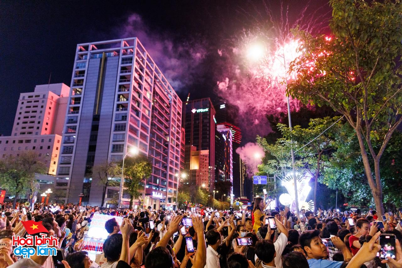 Ngay lúc này: 30 điểm bắn pháo hoa đồng loạt bừng sáng bầu trời TP.HCM đêm 30/4- Ảnh 2. Ngay lúc này: 30 điểm bắn pháo hoa đồng loạt bừng sáng bầu trời TP.HCM đêm 30/4- Ảnh 2.