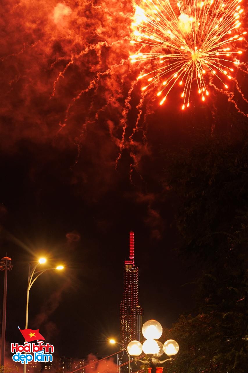 Ngay lúc này: 30 điểm bắn pháo hoa đồng loạt bừng sáng bầu trời TP.HCM đêm 30/4- Ảnh 14. Ngay lúc này: 30 điểm bắn pháo hoa đồng loạt bừng sáng bầu trời TP.HCM đêm 30/4- Ảnh 14.