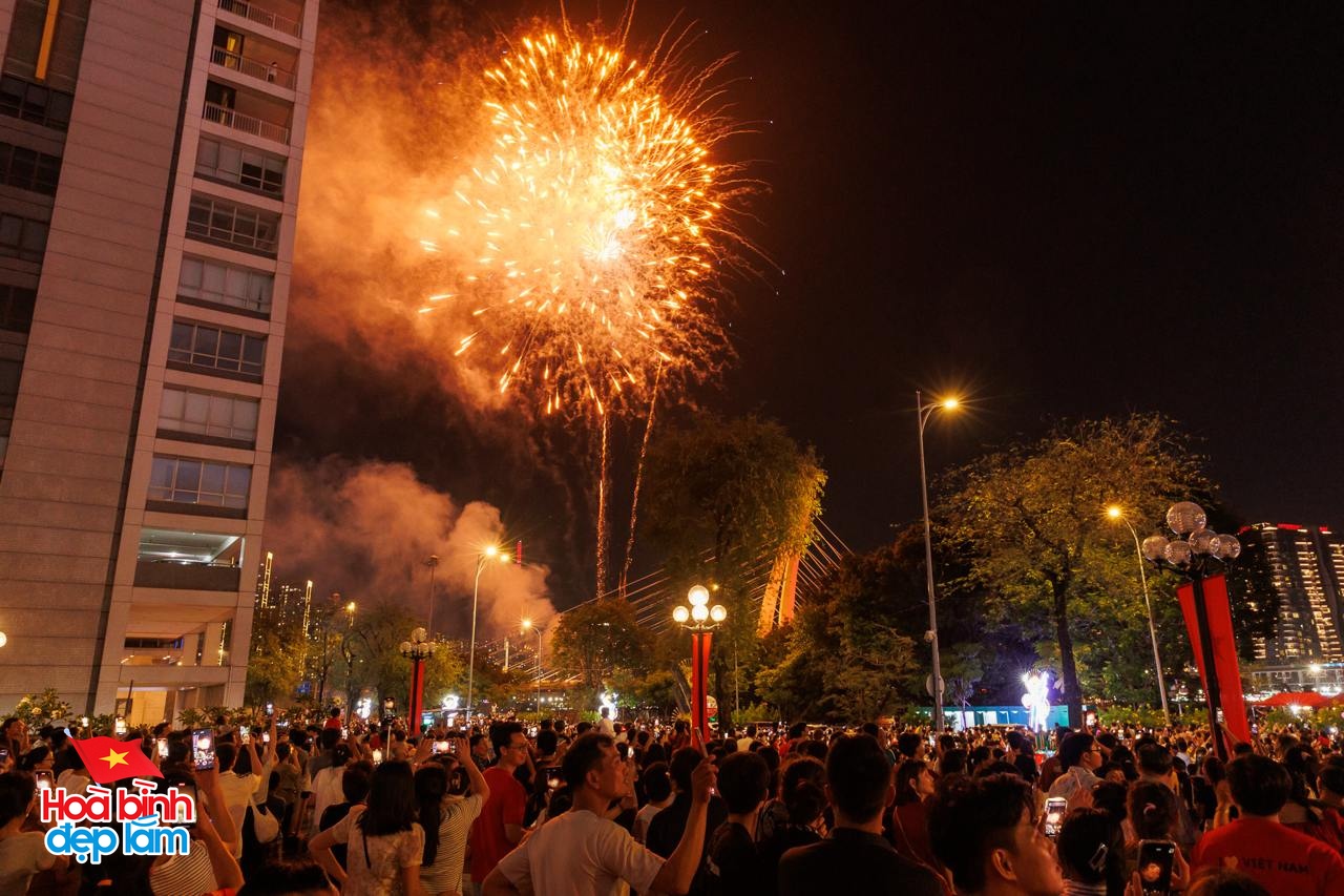 Ngay lúc này: 30 điểm bắn pháo hoa đồng loạt bừng sáng bầu trời TP.HCM đêm 30/4- Ảnh 15. Ngay lúc này: 30 điểm bắn pháo hoa đồng loạt bừng sáng bầu trời TP.HCM đêm 30/4- Ảnh 15.