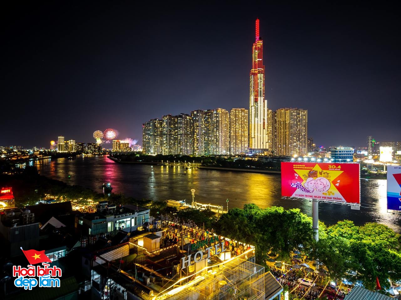 Ngay lúc này: 30 điểm bắn pháo hoa đồng loạt bừng sáng bầu trời TP.HCM đêm 30/4- Ảnh 7. Ngay lúc này: 30 điểm bắn pháo hoa đồng loạt bừng sáng bầu trời TP.HCM đêm 30/4- Ảnh 7.