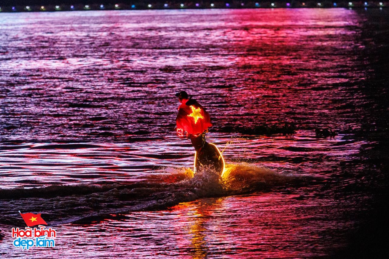 Ngay lúc này: 30 điểm bắn pháo hoa đồng loạt bừng sáng bầu trời TP.HCM đêm 30/4- Ảnh 16. Ngay lúc này: 30 điểm bắn pháo hoa đồng loạt bừng sáng bầu trời TP.HCM đêm 30/4- Ảnh 16.