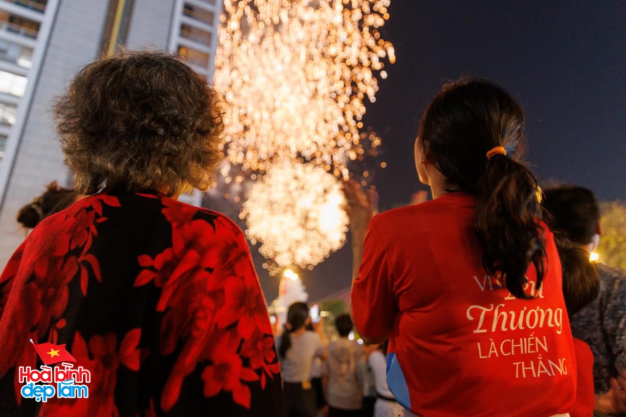 Ngay lúc này: 30 điểm bắn pháo hoa đồng loạt bừng sáng bầu trời TP.HCM đêm 30/4- Ảnh 17. Ngay lúc này: 30 điểm bắn pháo hoa đồng loạt bừng sáng bầu trời TP.HCM đêm 30/4- Ảnh 17.