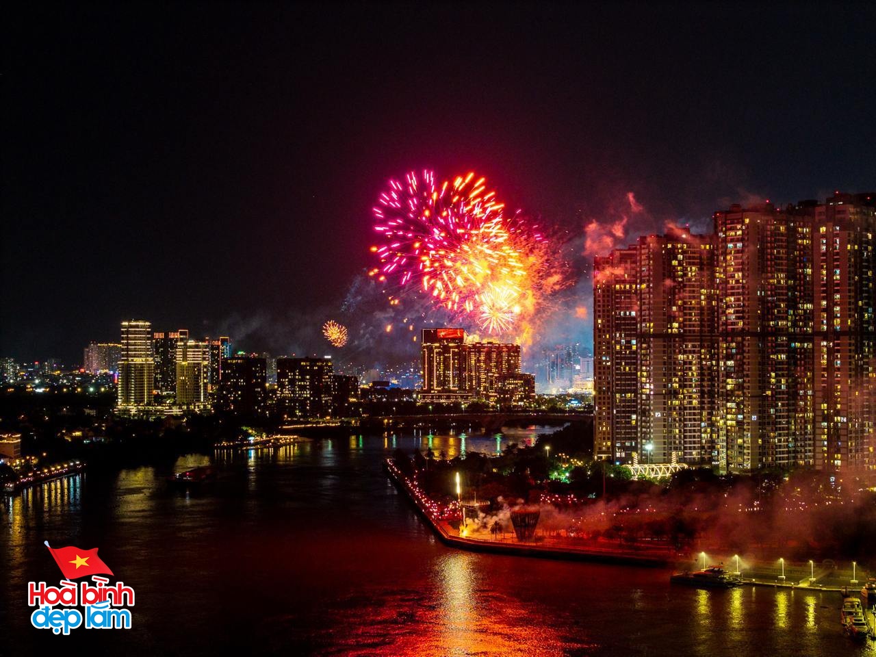 Ngay lúc này: 30 điểm bắn pháo hoa đồng loạt bừng sáng bầu trời TP.HCM đêm 30/4- Ảnh 2. Ngay lúc này: 30 điểm bắn pháo hoa đồng loạt bừng sáng bầu trời TP.HCM đêm 30/4- Ảnh 2.