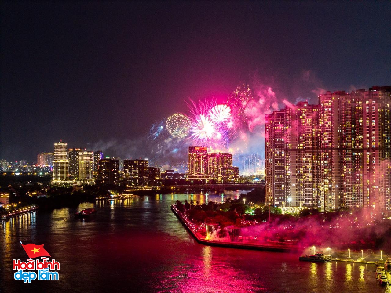 Ngay lúc này: 30 điểm bắn pháo hoa đồng loạt bừng sáng bầu trời TP.HCM đêm 30/4- Ảnh 3. Ngay lúc này: 30 điểm bắn pháo hoa đồng loạt bừng sáng bầu trời TP.HCM đêm 30/4- Ảnh 3.