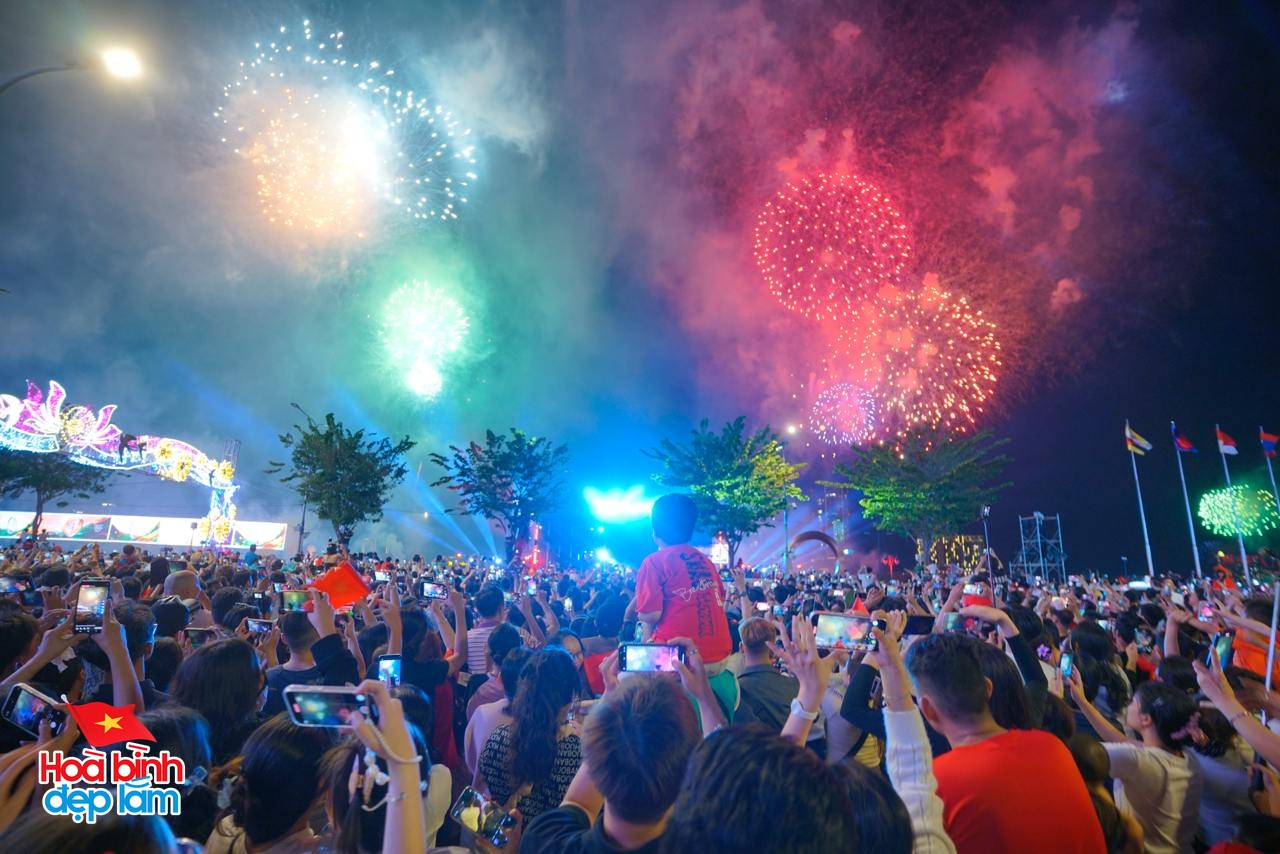 Ngay lúc này: 30 điểm bắn pháo hoa đồng loạt bừng sáng bầu trời TP.HCM đêm 30/4- Ảnh 9. Ngay lúc này: 30 điểm bắn pháo hoa đồng loạt bừng sáng bầu trời TP.HCM đêm 30/4- Ảnh 9.