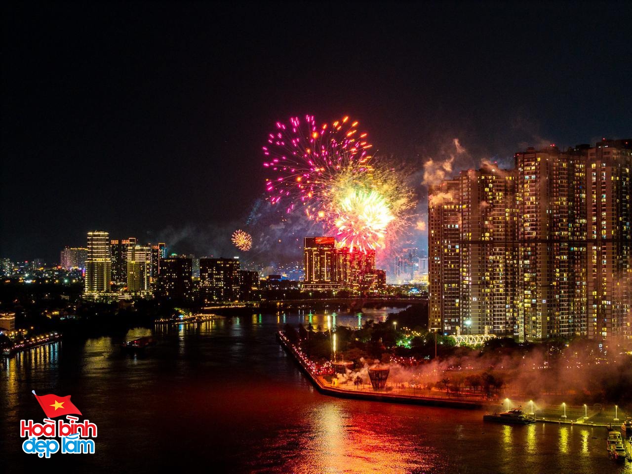 Ngay lúc này: 30 điểm bắn pháo hoa đồng loạt bừng sáng bầu trời TP.HCM đêm 30/4- Ảnh 4. Ngay lúc này: 30 điểm bắn pháo hoa đồng loạt bừng sáng bầu trời TP.HCM đêm 30/4- Ảnh 4.