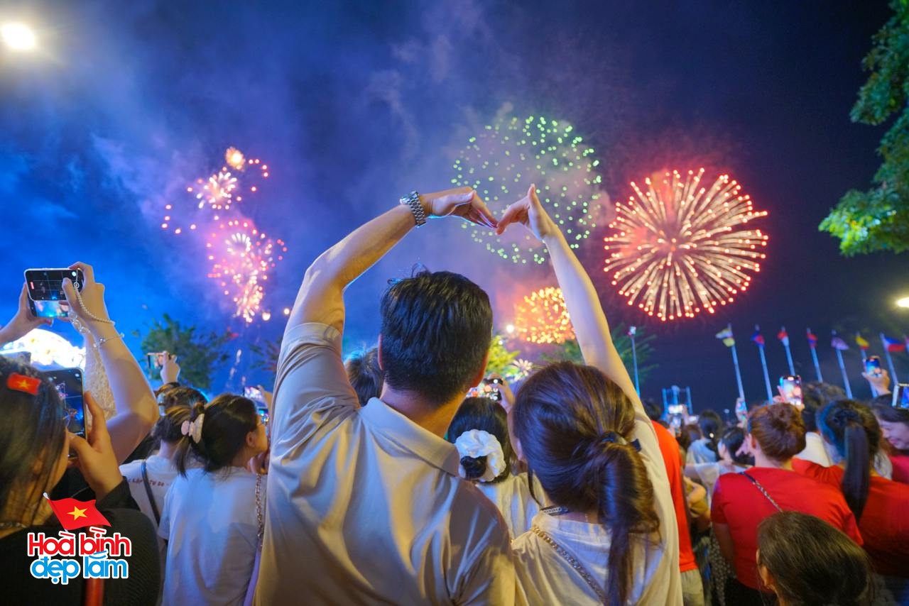 Ngay lúc này: 30 điểm bắn pháo hoa đồng loạt bừng sáng bầu trời TP.HCM đêm 30/4- Ảnh 10. Ngay lúc này: 30 điểm bắn pháo hoa đồng loạt bừng sáng bầu trời TP.HCM đêm 30/4- Ảnh 10.
