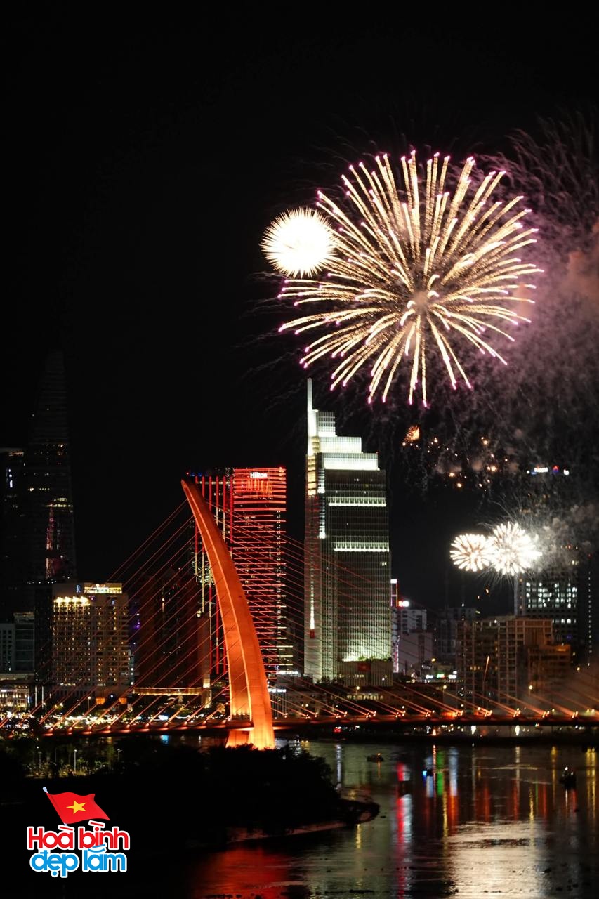 Ngay lúc này: 30 điểm bắn pháo hoa đồng loạt bừng sáng bầu trời TP.HCM đêm 30/4- Ảnh 5. Ngay lúc này: 30 điểm bắn pháo hoa đồng loạt bừng sáng bầu trời TP.HCM đêm 30/4- Ảnh 5.