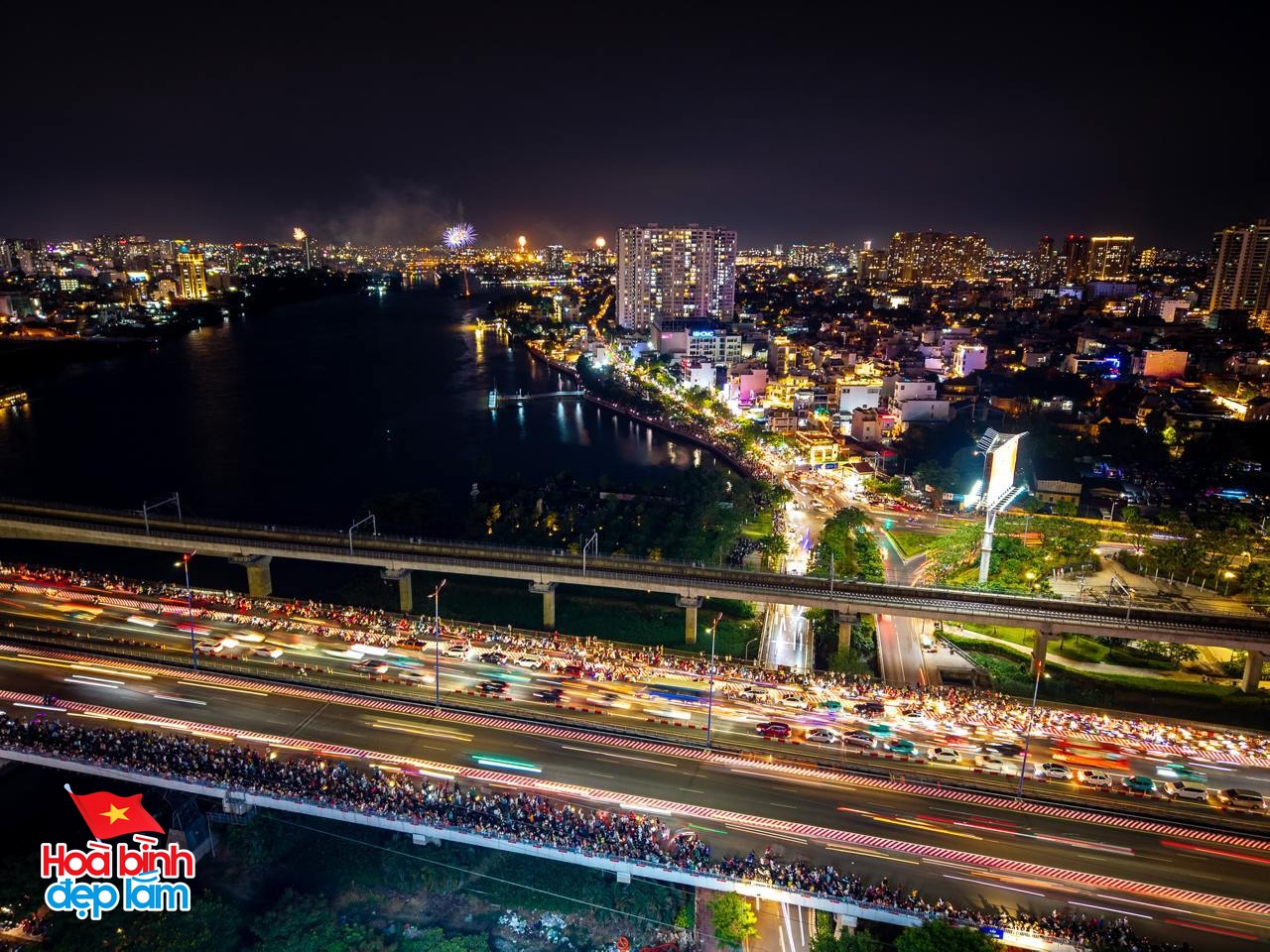 Ngay lúc này: 30 điểm bắn pháo hoa đồng loạt bừng sáng bầu trời TP.HCM đêm 30/4- Ảnh 5. Ngay lúc này: 30 điểm bắn pháo hoa đồng loạt bừng sáng bầu trời TP.HCM đêm 30/4- Ảnh 5.