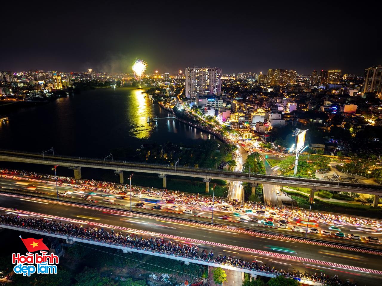 Ngay lúc này: 30 điểm bắn pháo hoa đồng loạt bừng sáng bầu trời TP.HCM đêm 30/4- Ảnh 6. Ngay lúc này: 30 điểm bắn pháo hoa đồng loạt bừng sáng bầu trời TP.HCM đêm 30/4- Ảnh 6.