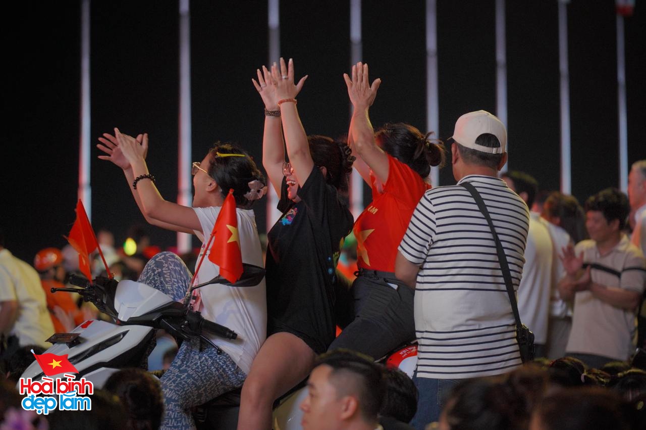 Ngay lúc này: 30 điểm bắn pháo hoa đồng loạt bừng sáng bầu trời TP.HCM đêm 30/4- Ảnh 11. Ngay lúc này: 30 điểm bắn pháo hoa đồng loạt bừng sáng bầu trời TP.HCM đêm 30/4- Ảnh 11.