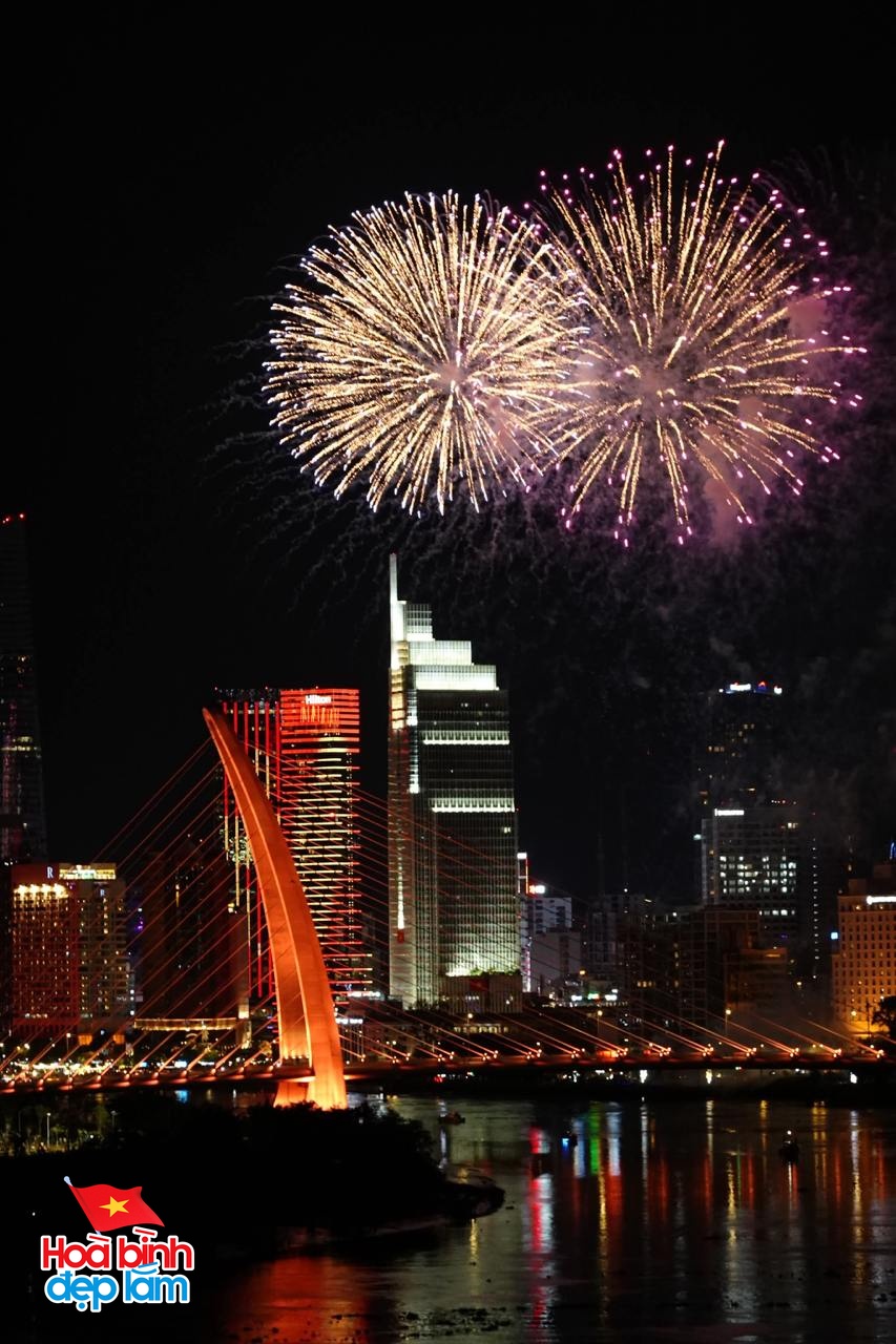 Ngay lúc này: 30 điểm bắn pháo hoa đồng loạt bừng sáng bầu trời TP.HCM đêm 30/4- Ảnh 8. Ngay lúc này: 30 điểm bắn pháo hoa đồng loạt bừng sáng bầu trời TP.HCM đêm 30/4- Ảnh 8.