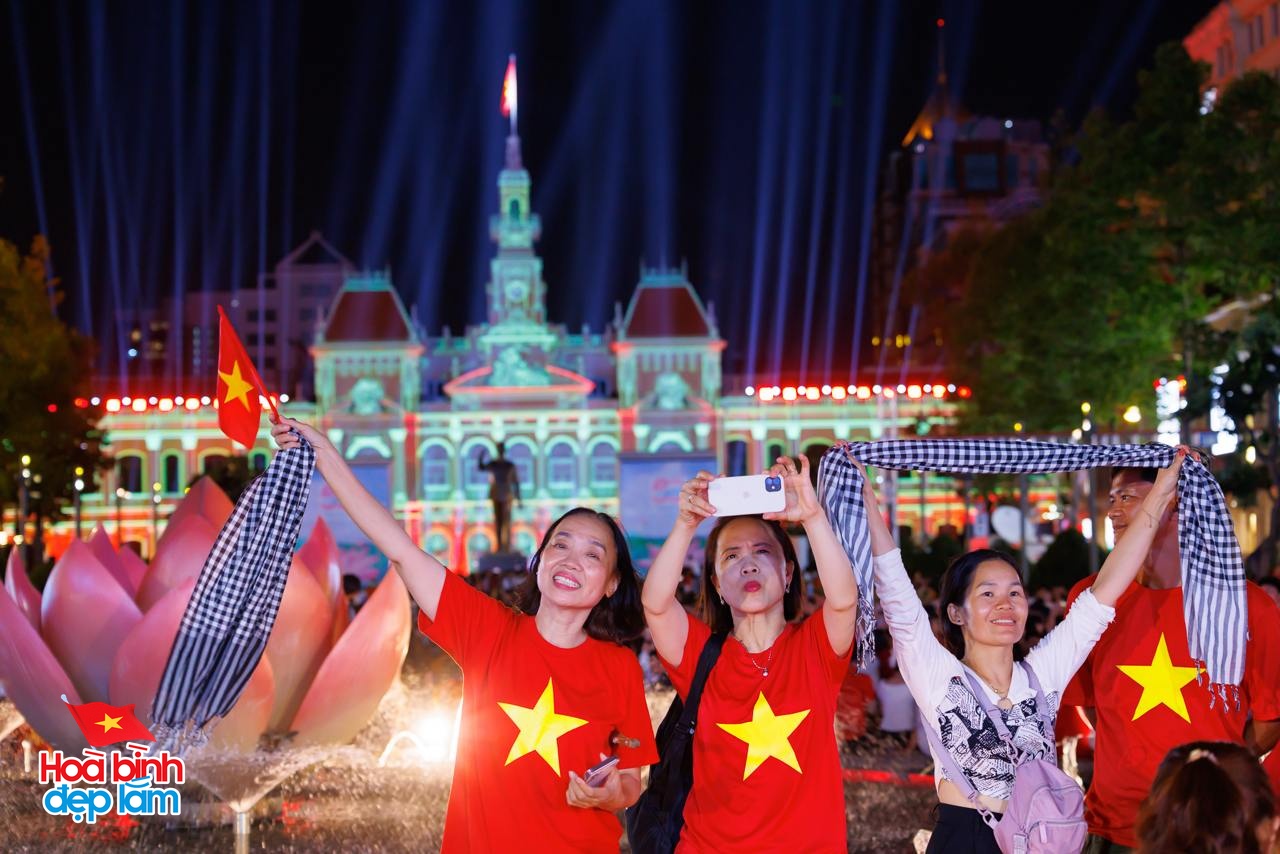 Ngay lúc này: Người dân tiếp tục đổ về trung tâm TP.HCM xem diễu hành kỵ binh và pháo hoa đêm 30/4- Ảnh 5.