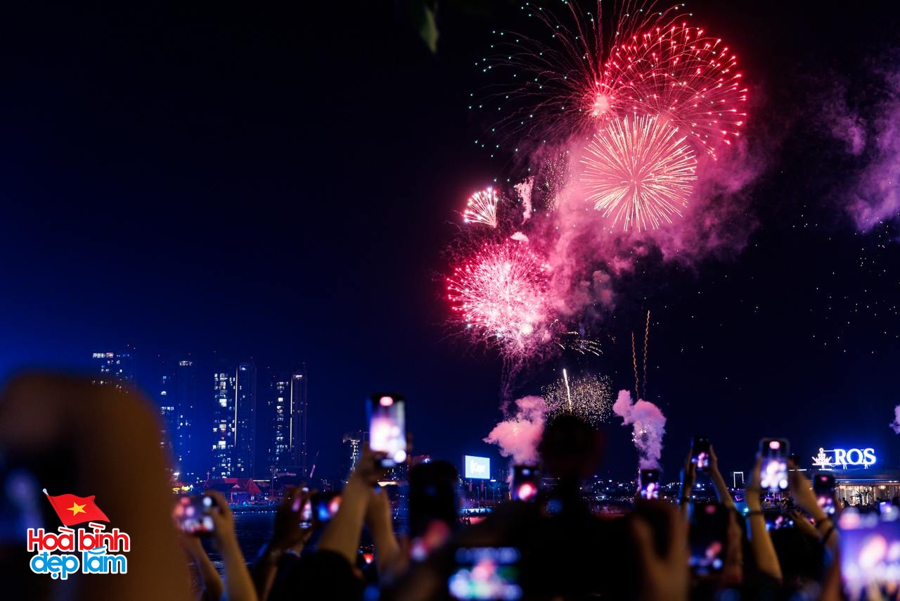 Ngay lúc này: 30 điểm bắn pháo hoa đồng loạt bừng sáng bầu trời TP.HCM đêm 30/4- Ảnh 1. Ngay lúc này: 30 điểm bắn pháo hoa đồng loạt bừng sáng bầu trời TP.HCM đêm 30/4- Ảnh 1.