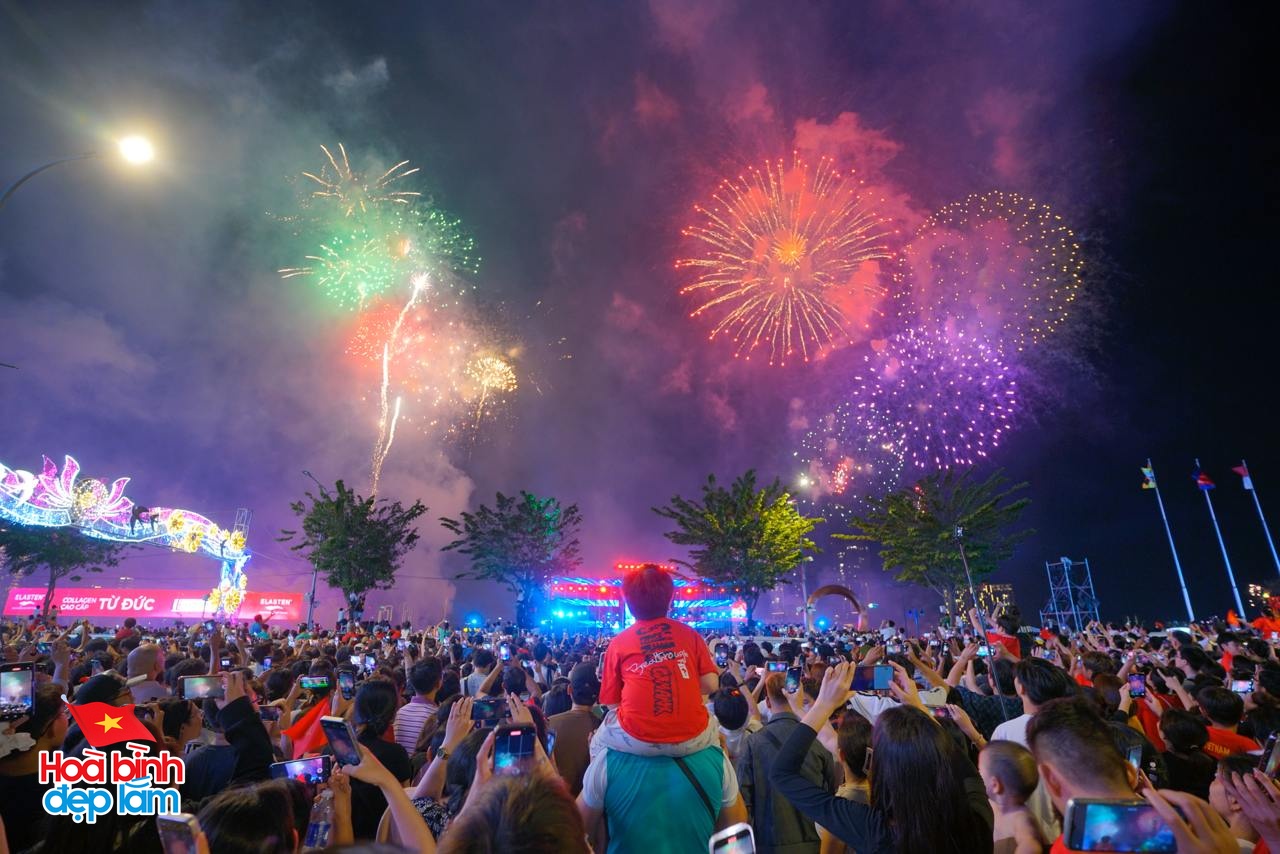 Ngay lúc này: 30 điểm bắn pháo hoa đồng loạt bừng sáng bầu trời TP.HCM đêm 30/4- Ảnh 12. Ngay lúc này: 30 điểm bắn pháo hoa đồng loạt bừng sáng bầu trời TP.HCM đêm 30/4- Ảnh 12.