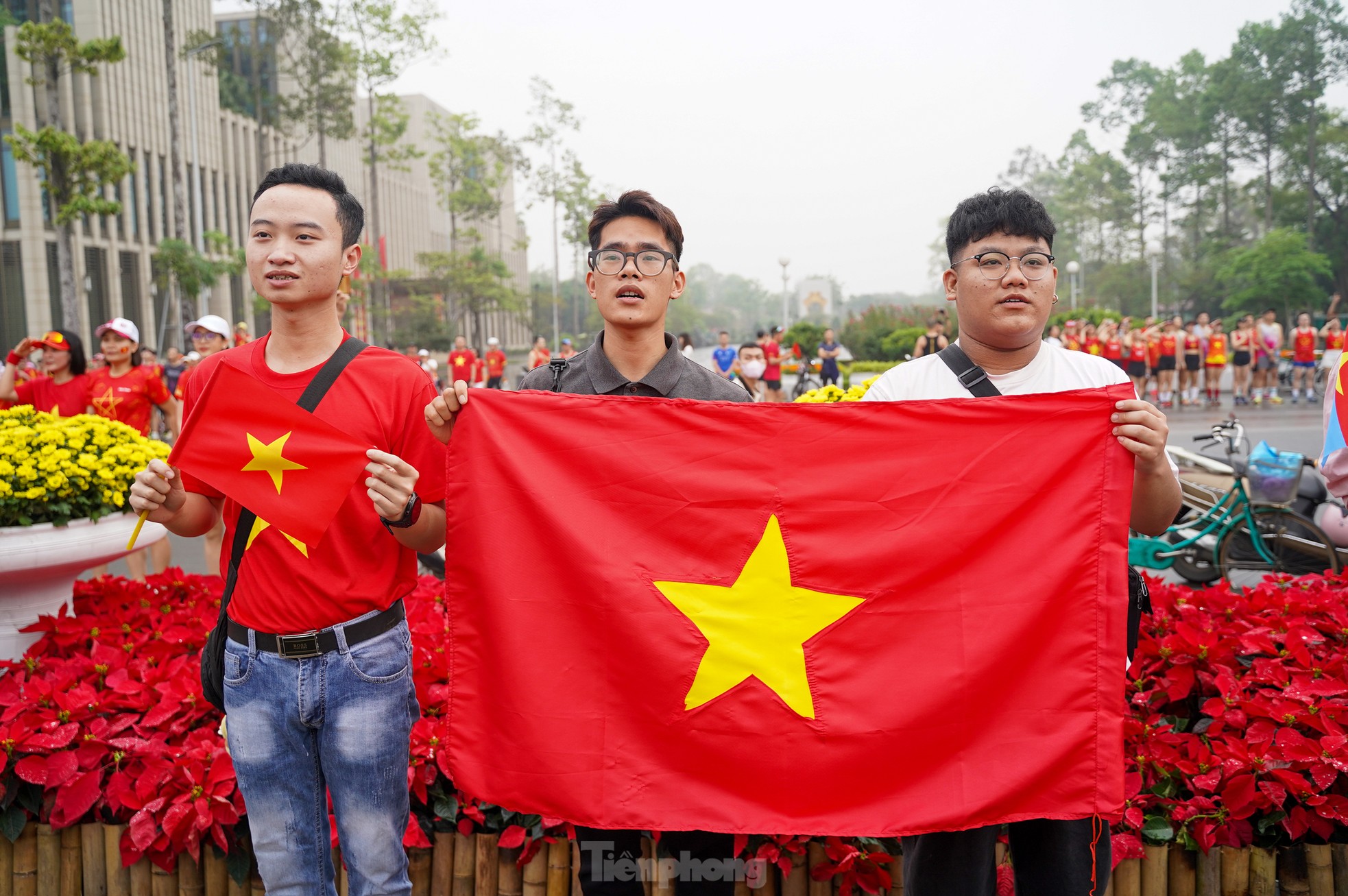 Lễ chào cờ 30 / 4 tại Quảng trường Ba Đình: Khoảnh khắc thiêng liêng và xúc động - Ảnh 7. Lễ chào cờ 30 / 4 tại Quảng trường Ba Đình: Khoảnh khắc thiêng liêng và xúc động - Ảnh 7.