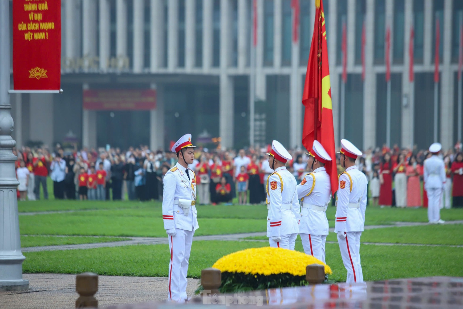 Lễ chào cờ 30 / 4 tại Quảng trường Ba Đình: Khoảnh khắc thiêng liêng và xúc động - Ảnh 5. Lễ chào cờ 30 / 4 tại Quảng trường Ba Đình: Khoảnh khắc thiêng liêng và xúc động - Ảnh 5.