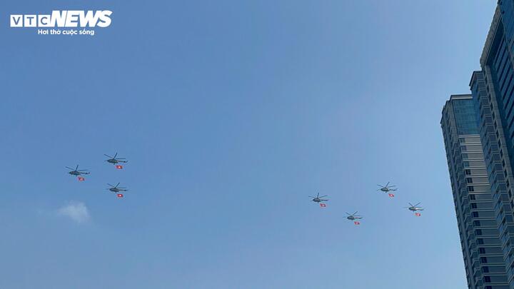 Trực thăng kéo cờ và tiêm kích Su 30 - mk 2 diễu binh trên bầu trời TP . HCM - Ảnh 1. Trực thăng kéo cờ và tiêm kích Su 30 - mk 2 diễu binh trên bầu trời TP . HCM - Ảnh 1.